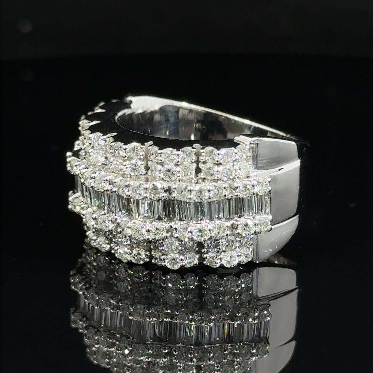 14k white gold Men`s Ring with Round and Baguettes Diamonds