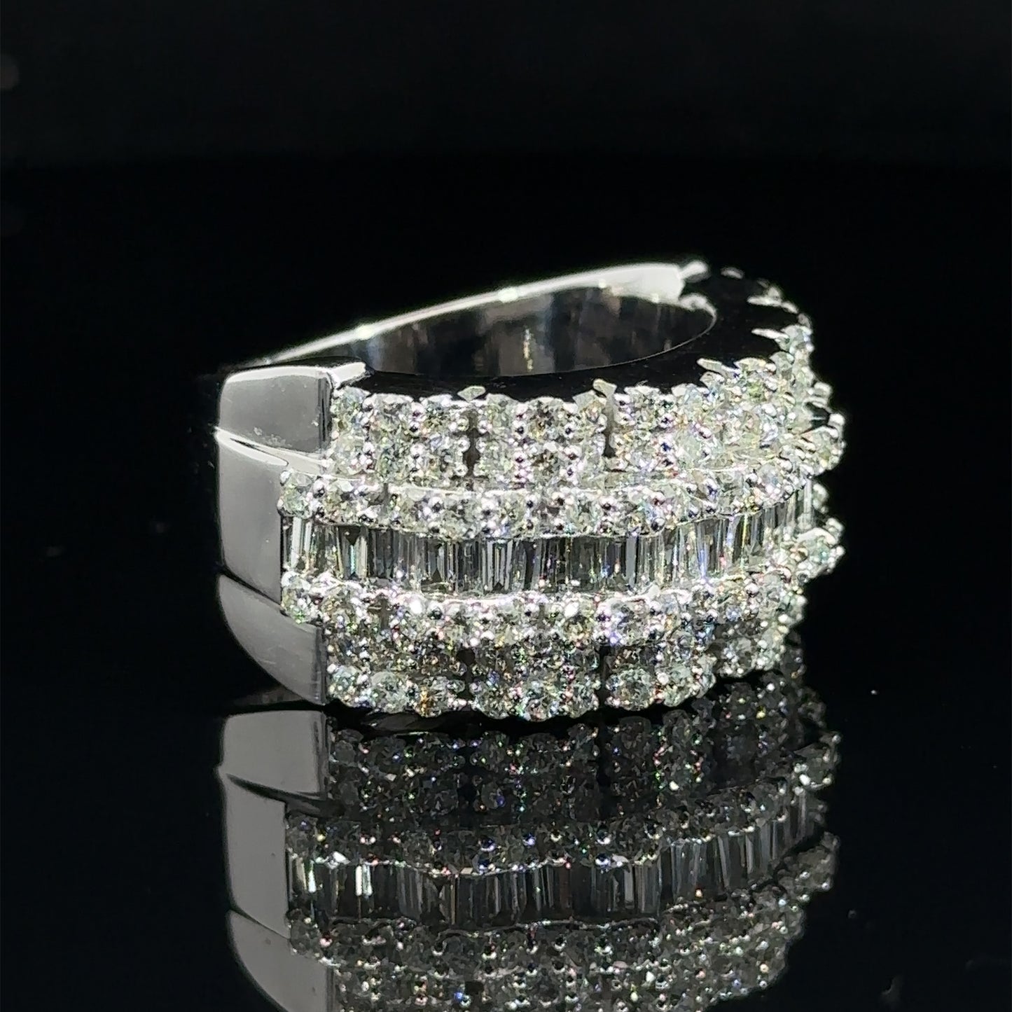 14k white gold Men`s Ring with Round and Baguettes Diamonds