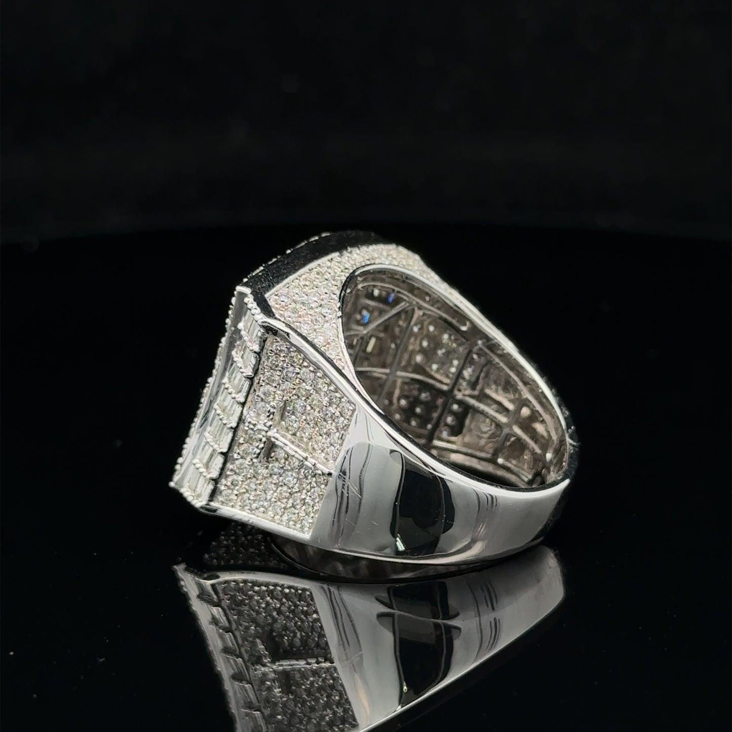 14k white gold and diamond Men`s Ring