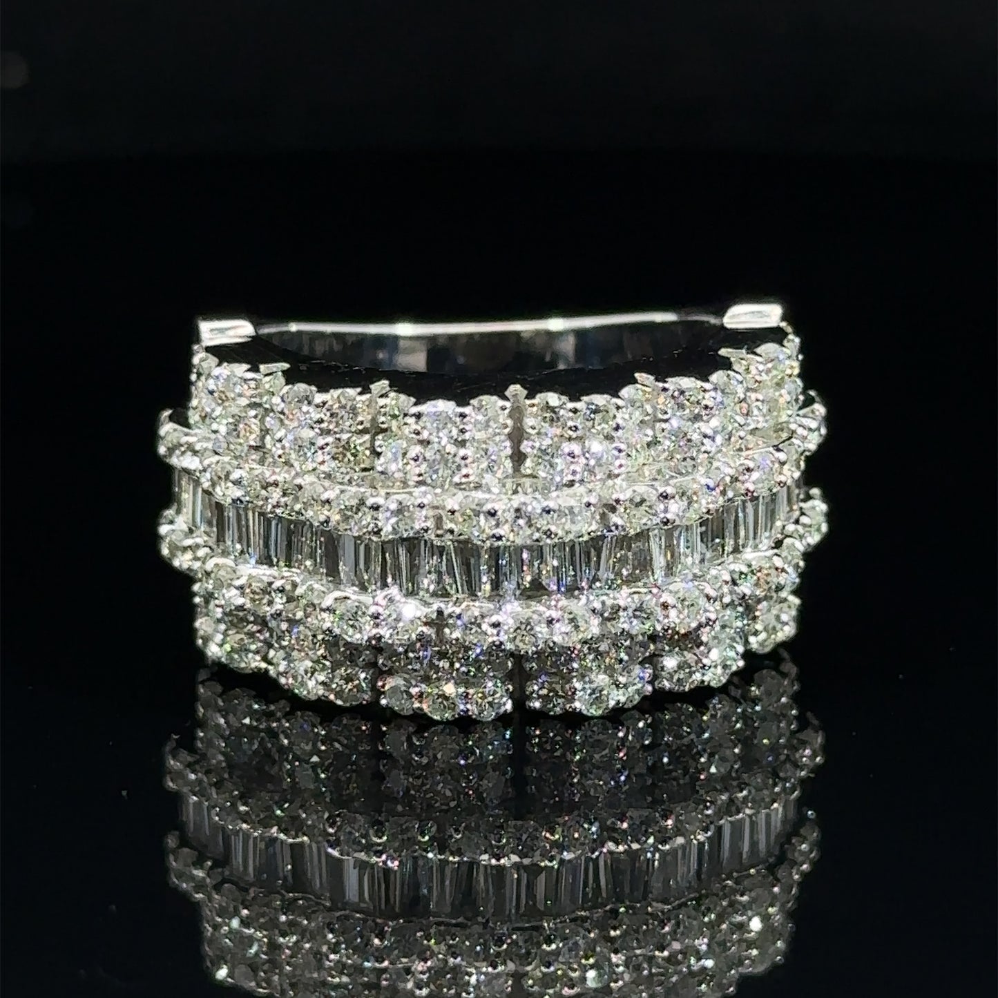 14k white gold Men`s Ring with Round and Baguettes Diamonds