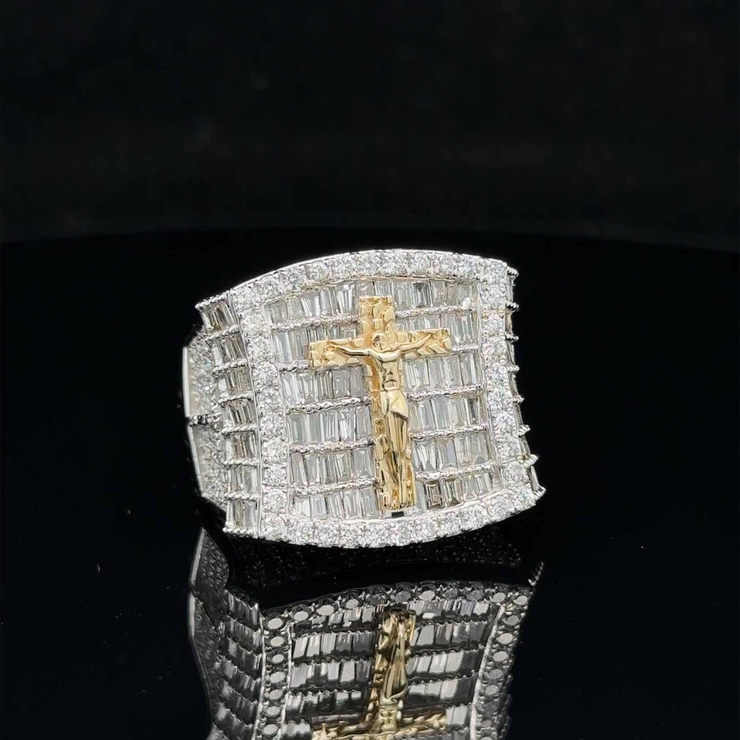 14k white gold and diamond Men`s Ring with baguette and round diamonds