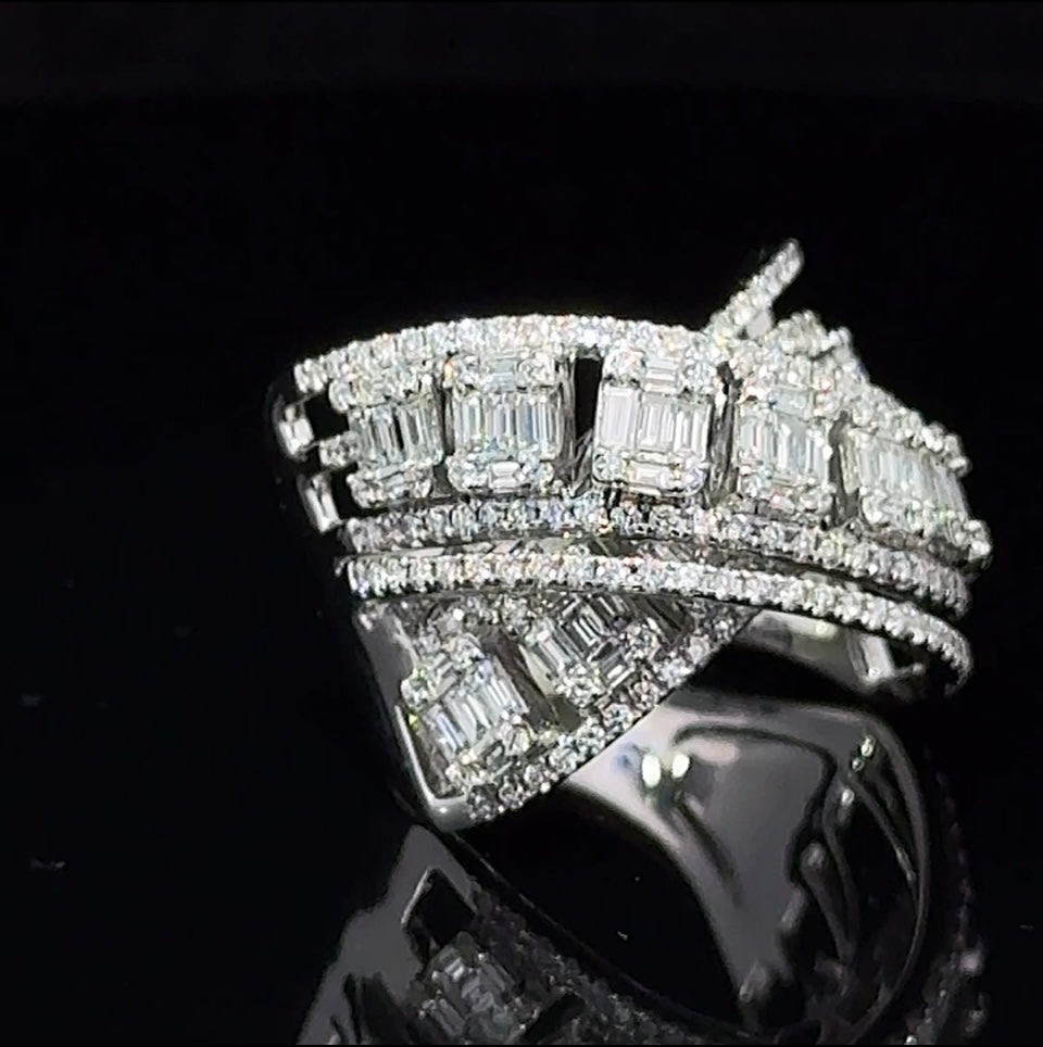 18k white gold Ring with Baguette and Round Diamonds