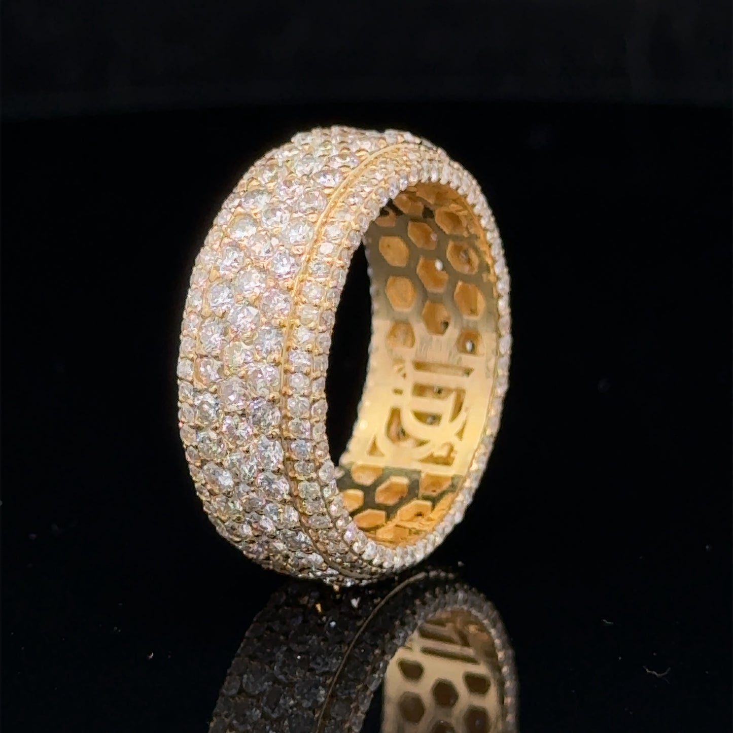 14k yellow gold Band with Round Daimonds