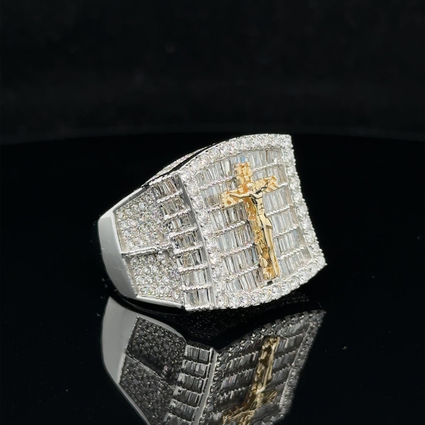 14k white gold and diamond Men`s Ring with baguette and round diamonds