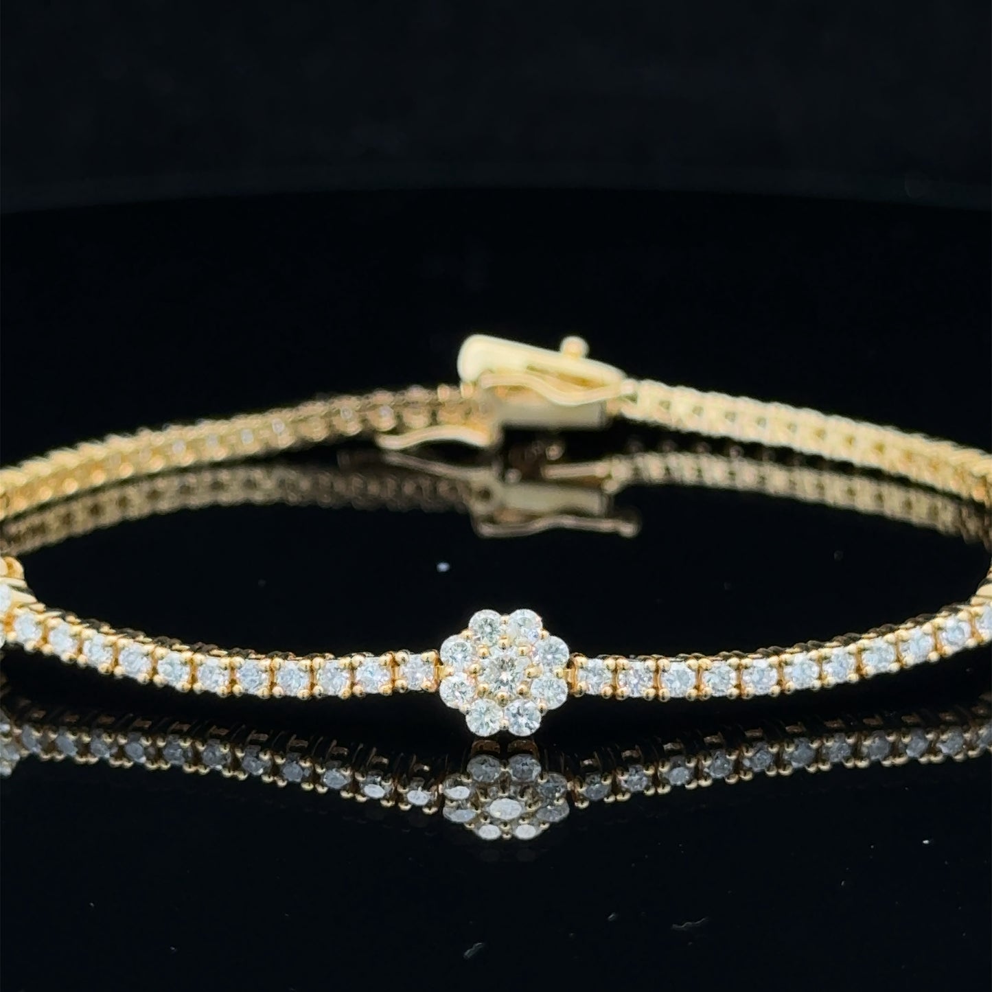 14k yellow gold Bracelet with Round Diamonds