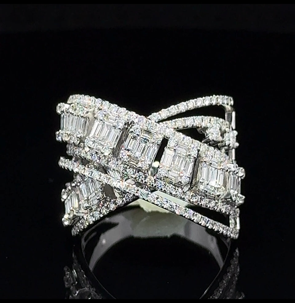 18k white gold Ring with Baguette and Round Diamonds