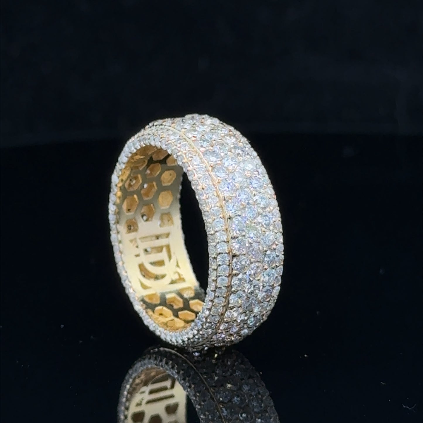 14k yellow gold Band with Round Daimonds