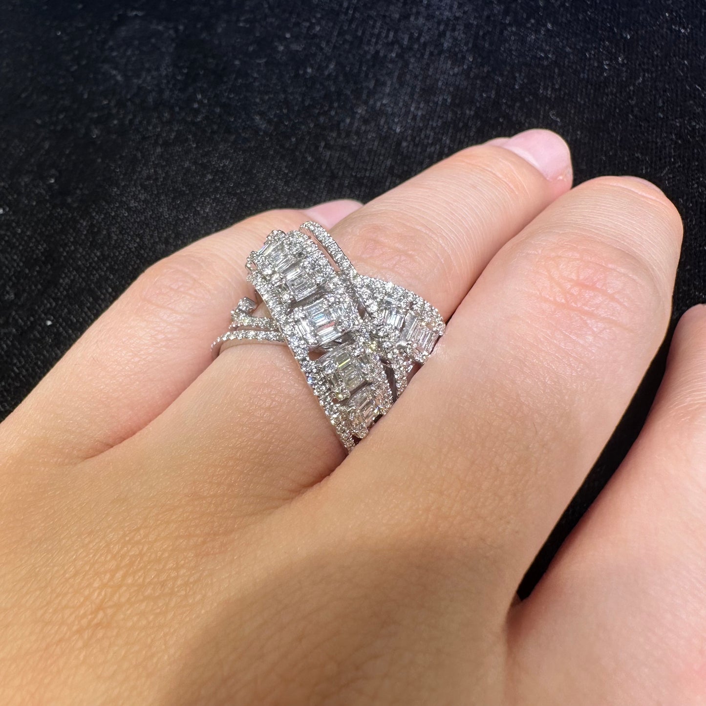 18k white gold Ring with Baguette and Round Diamonds