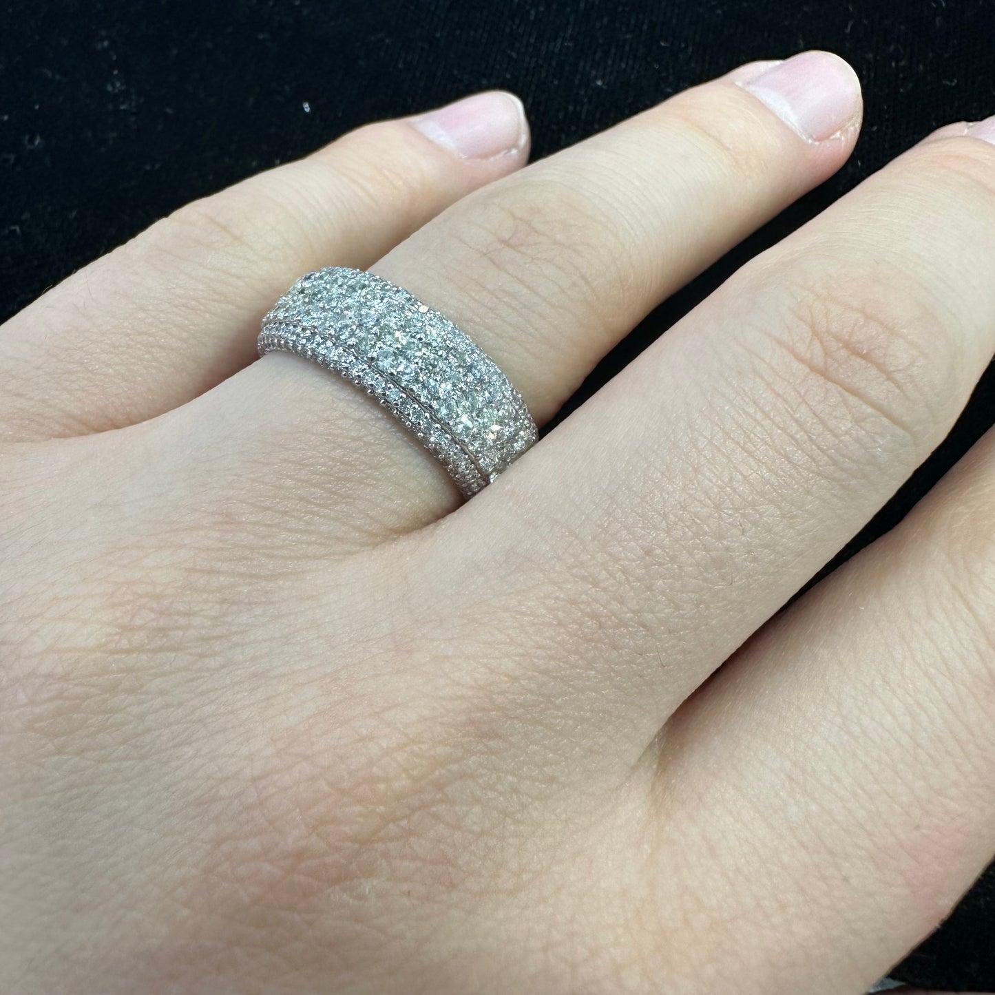 14k white gold Band with Round Diamonds