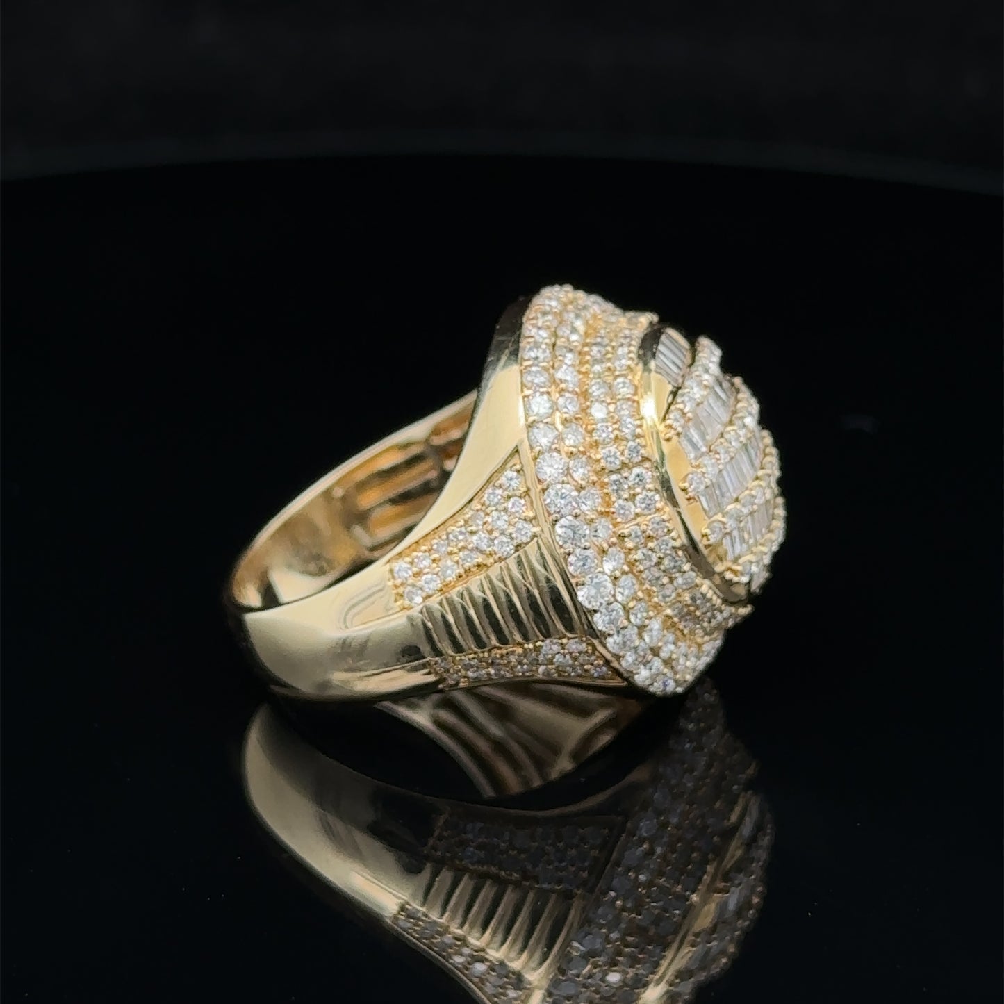 14k yellow gold and diamond Men`s Ring