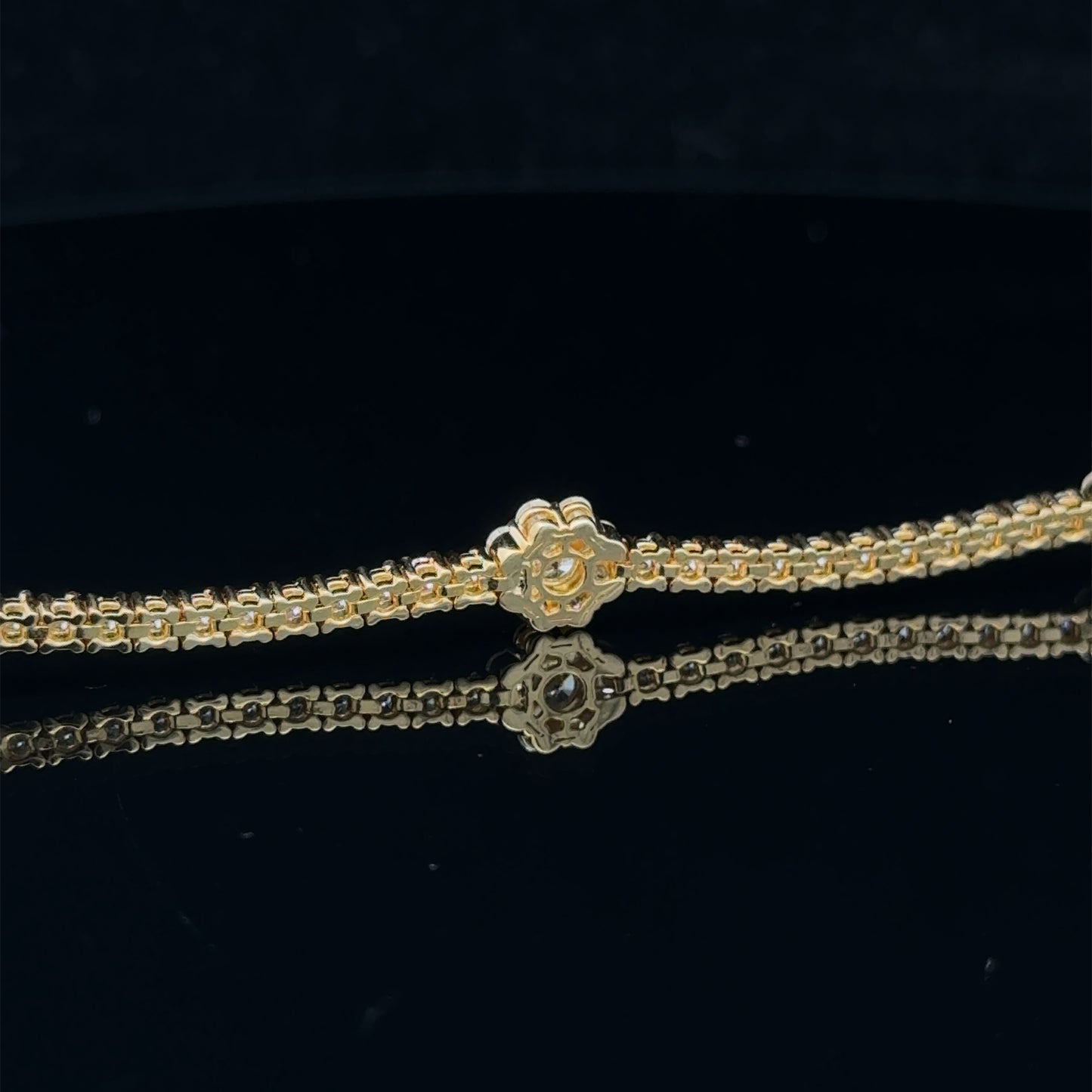 14k yellow gold Bracelet with Round Diamonds