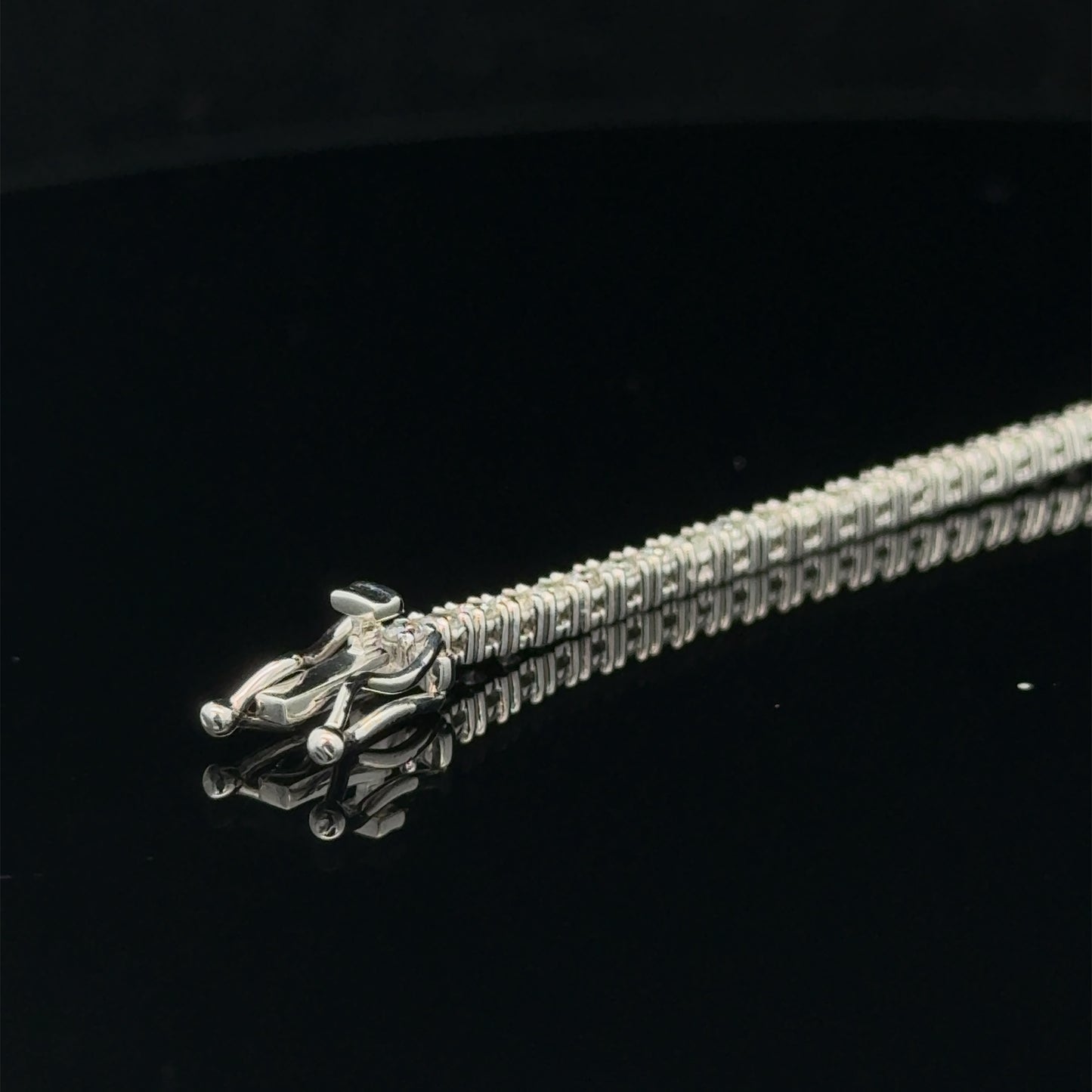 14k white gold Bracelet with Round Diamonds