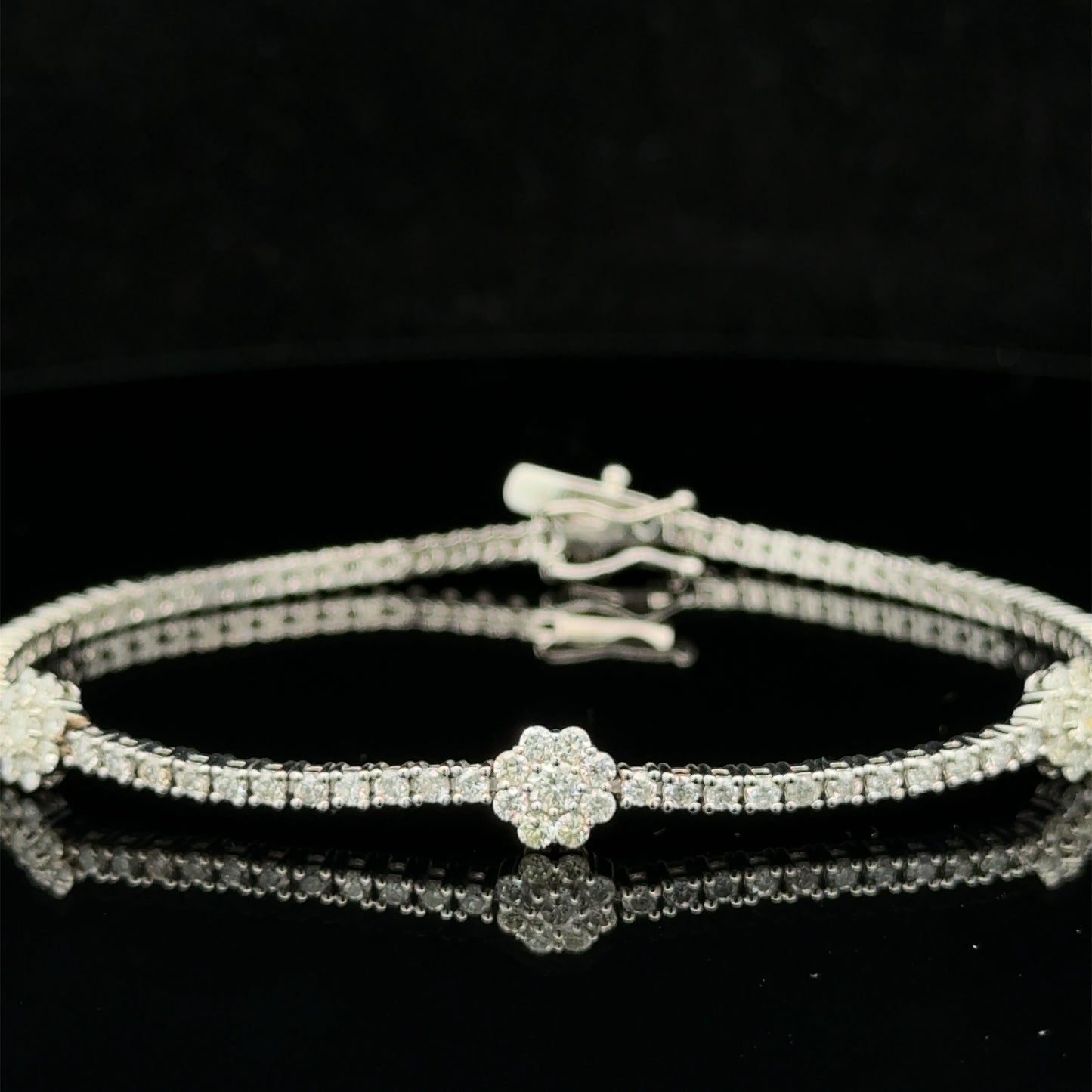 14k white gold Bracelet with Round Diamonds