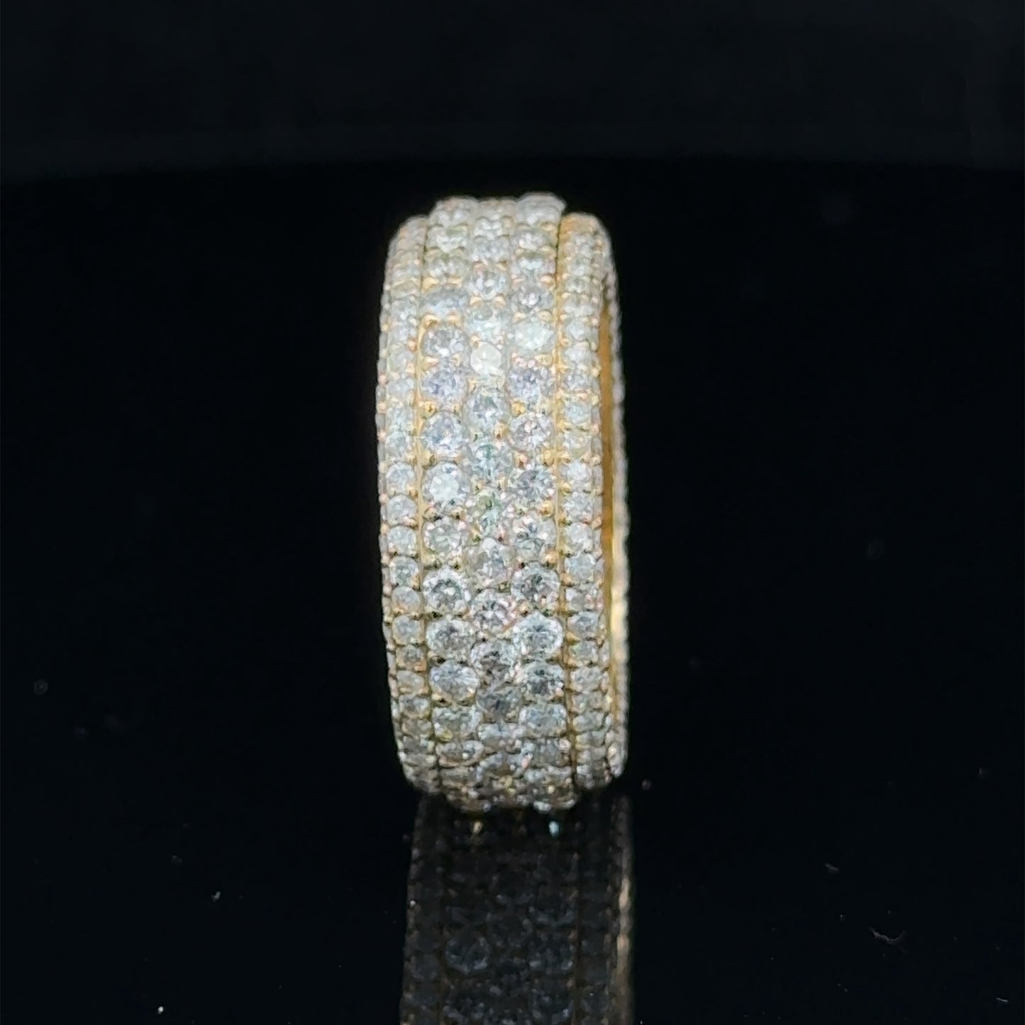 14k yellow gold Band with Round Daimonds