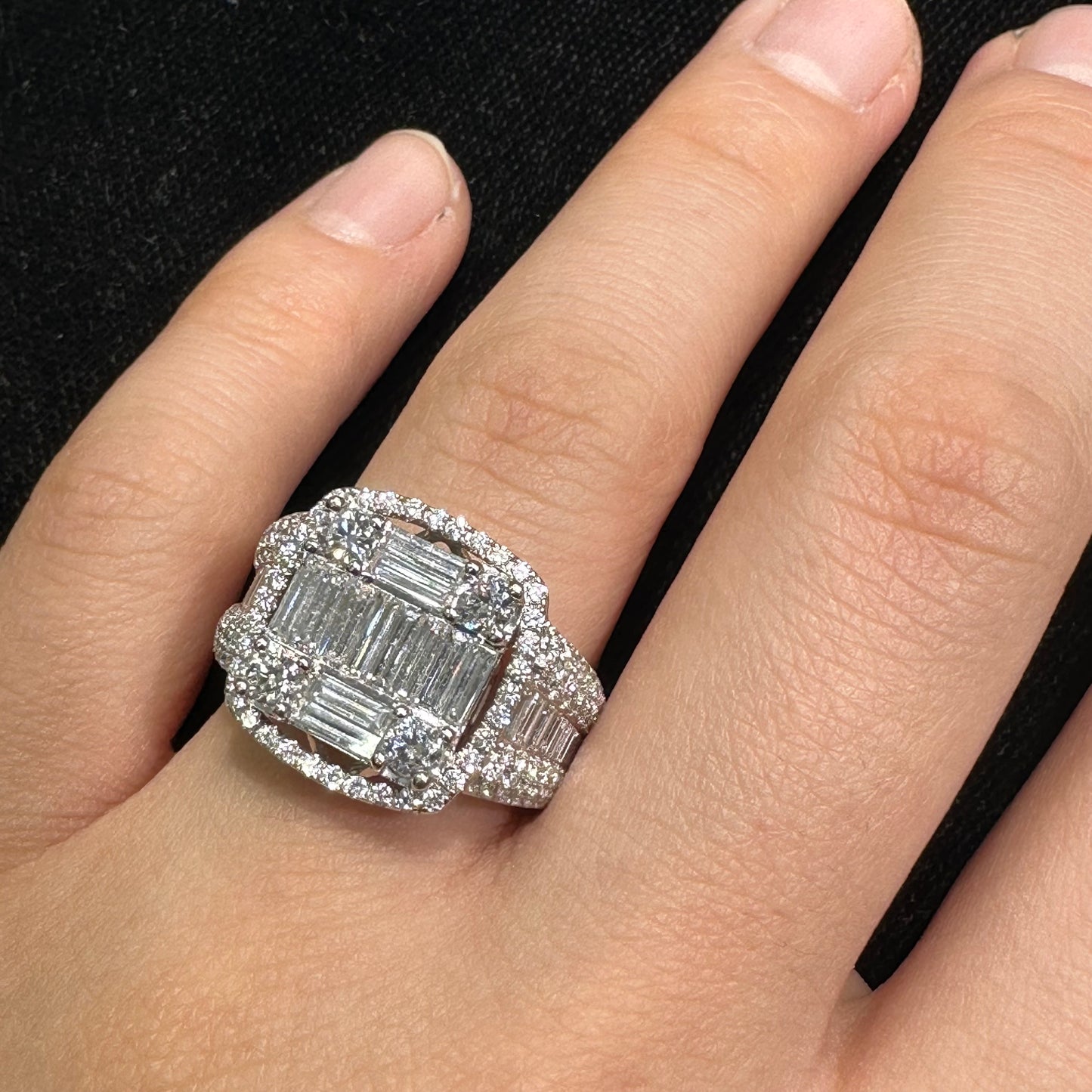 18k white gold Ring with Baguette and Round Diamonds