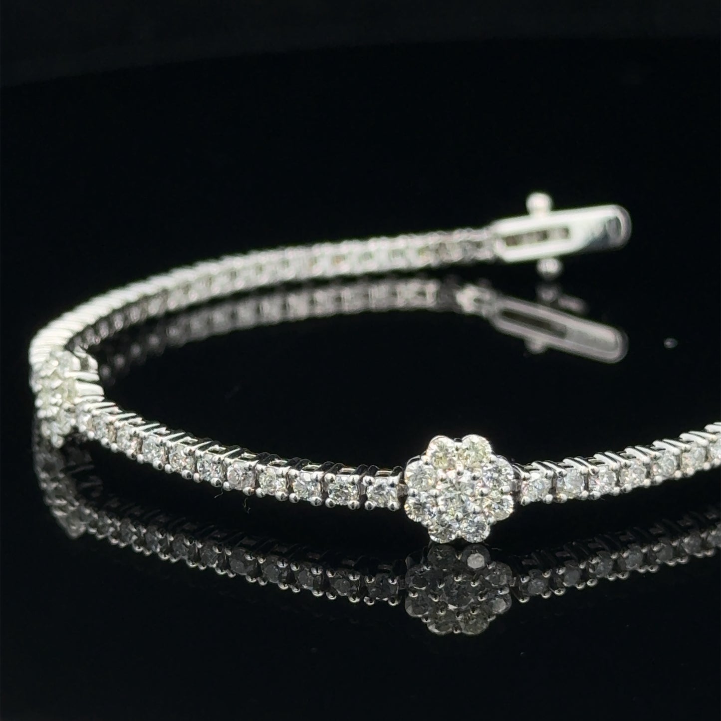 14k white gold Bracelet with Round Diamonds