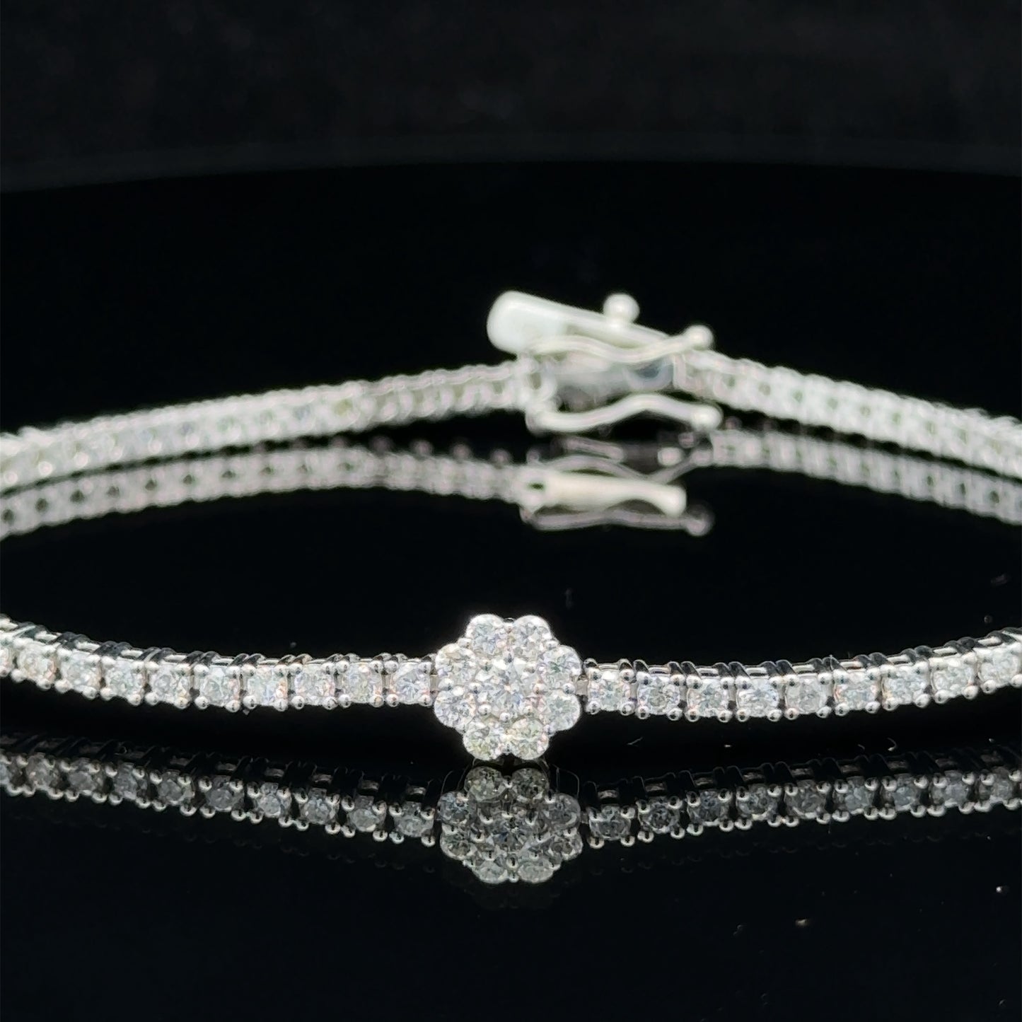 14k white gold Bracelet with Round Diamonds