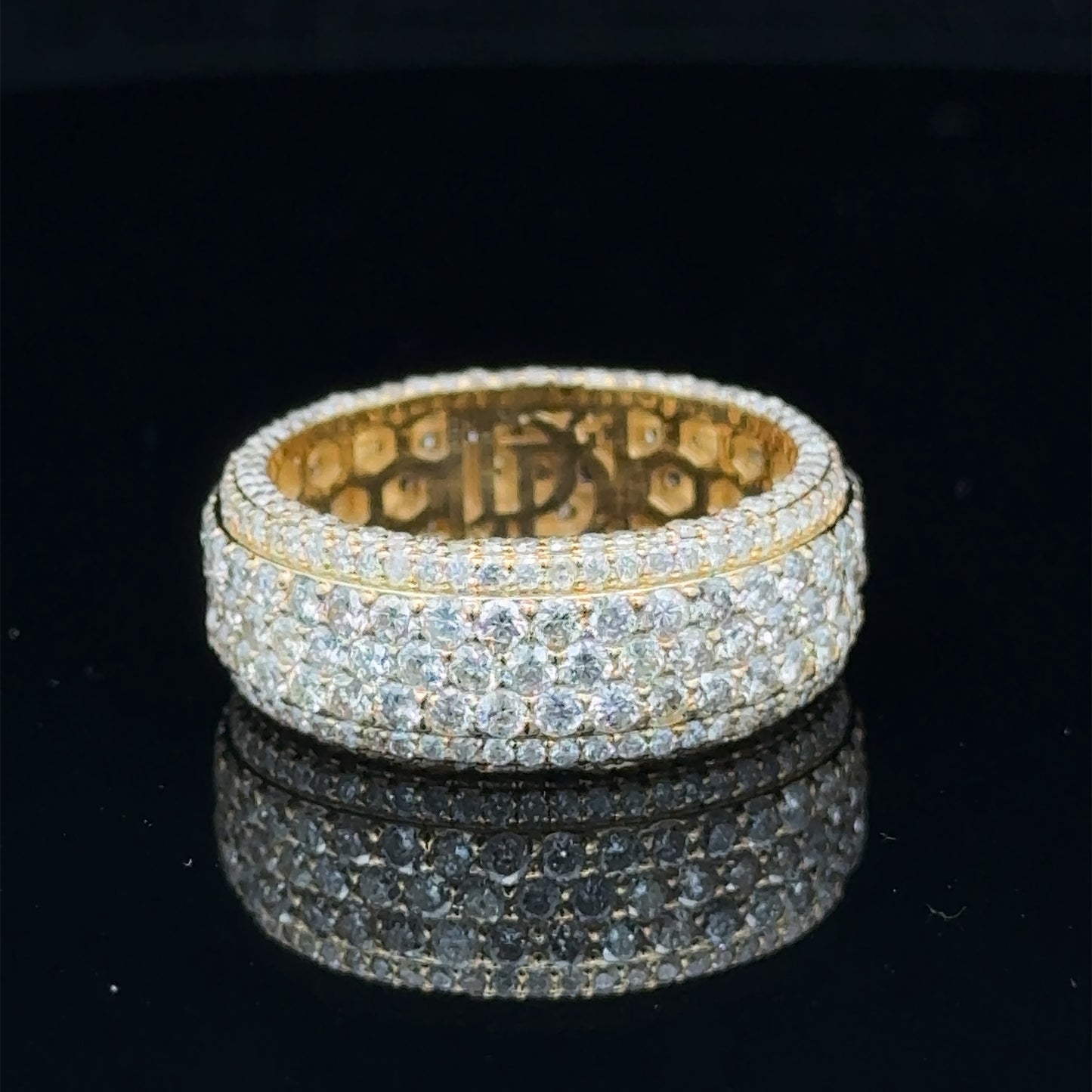 14k yellow gold Band with Round Daimonds