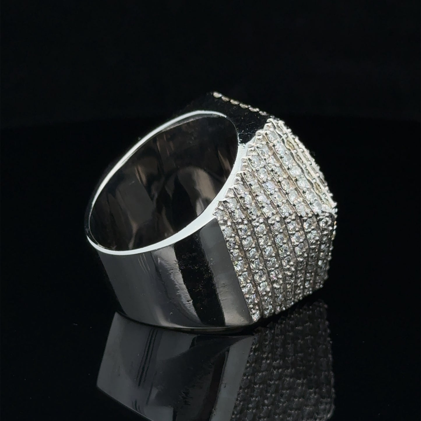 14k white gold Men`s Ring with Round Diamonds