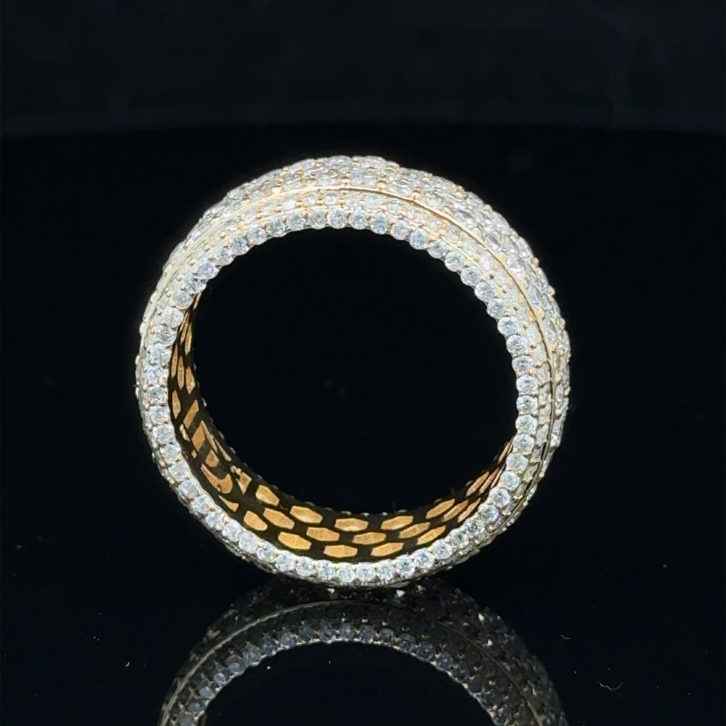 14k yellow gold Band with Round Daimonds