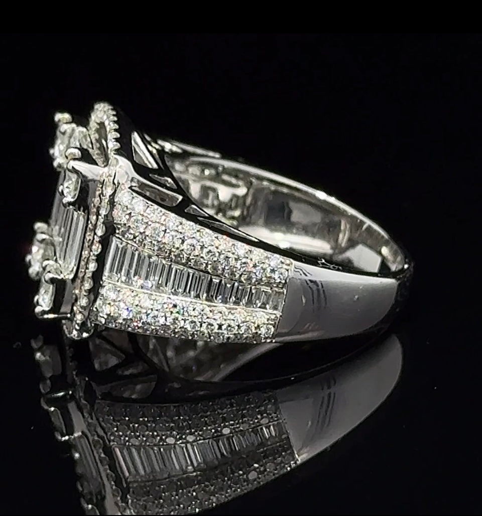 18k white gold Ring with Baguette and Round Diamonds