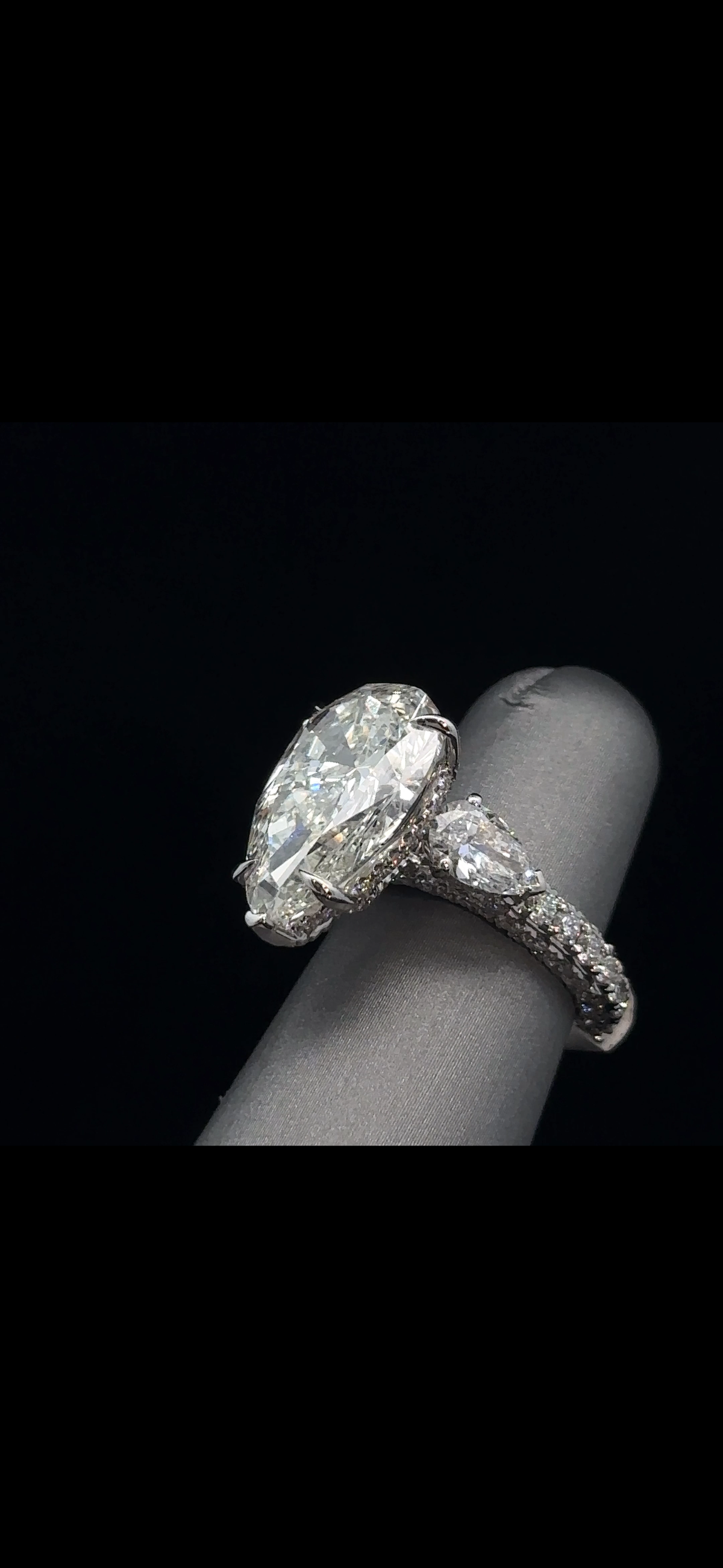 18k White Gold Pear Cut Ring