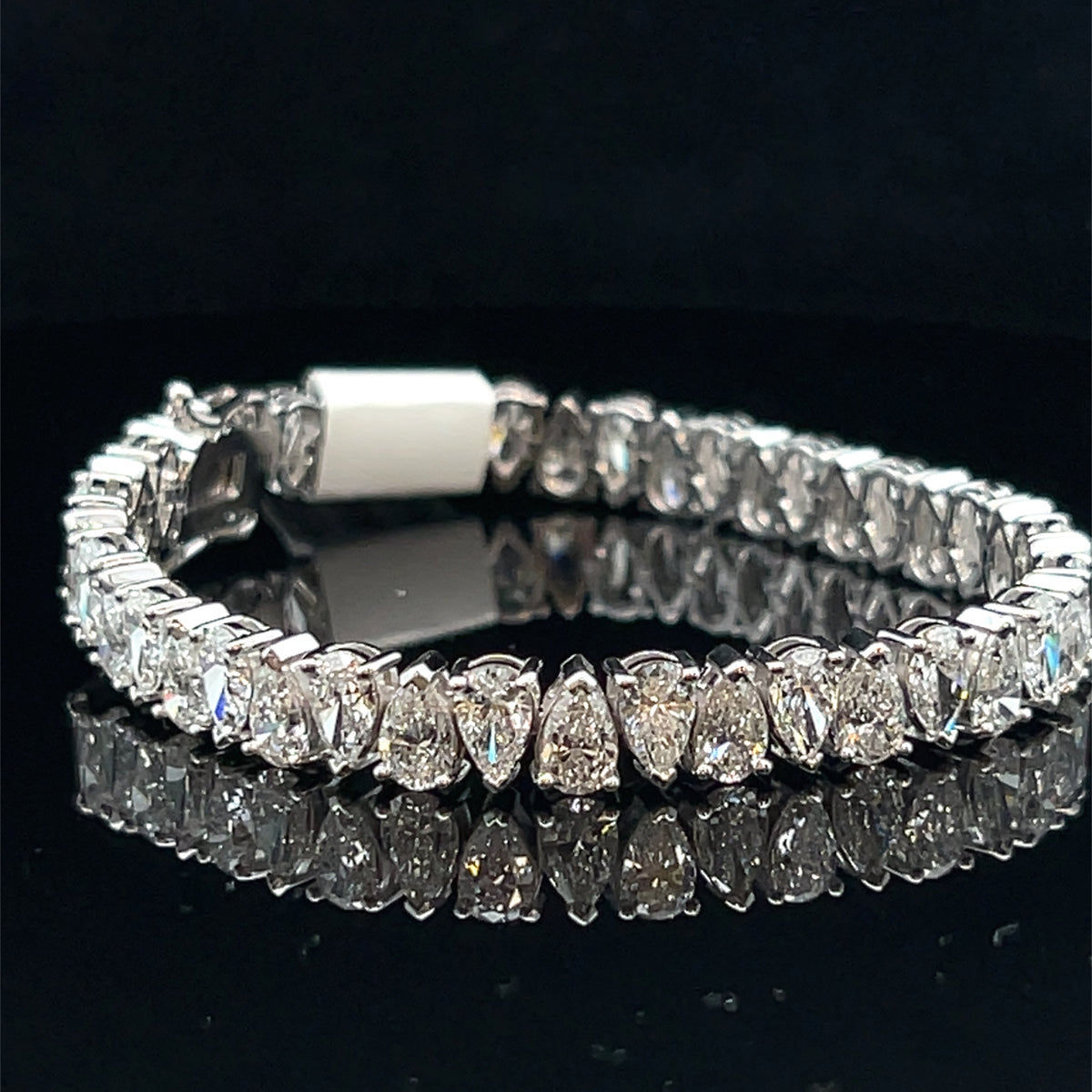 14k White Gold 18.68ct Pear Diamond Bracelet