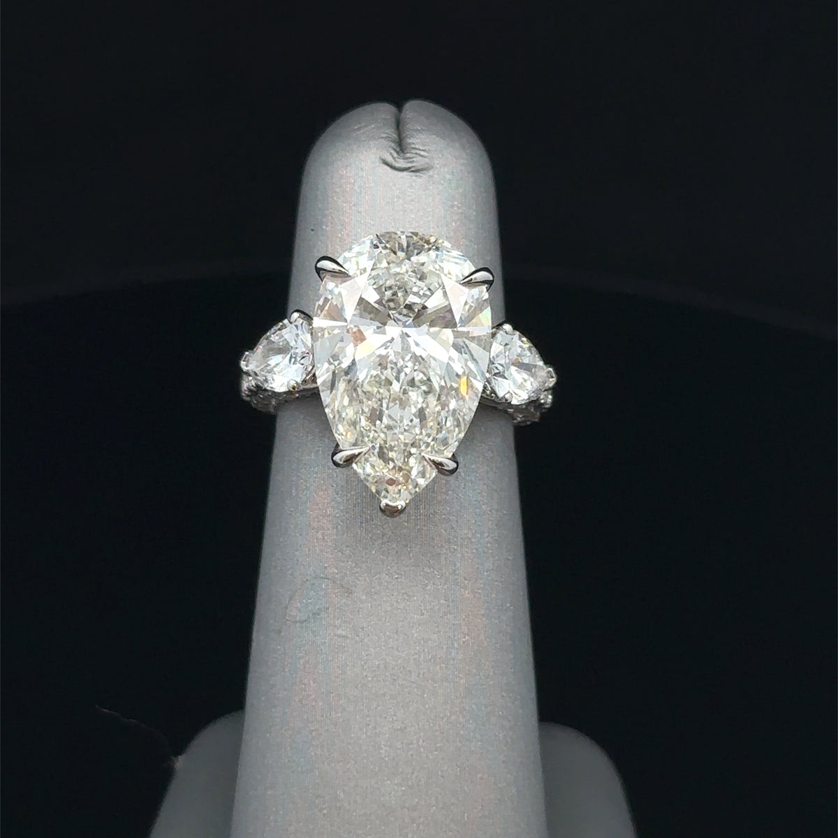 18k White Gold Pear Cut Ring