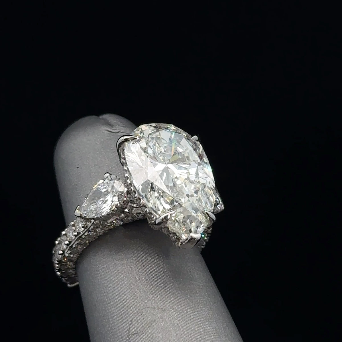 18k White Gold Pear Cut Ring