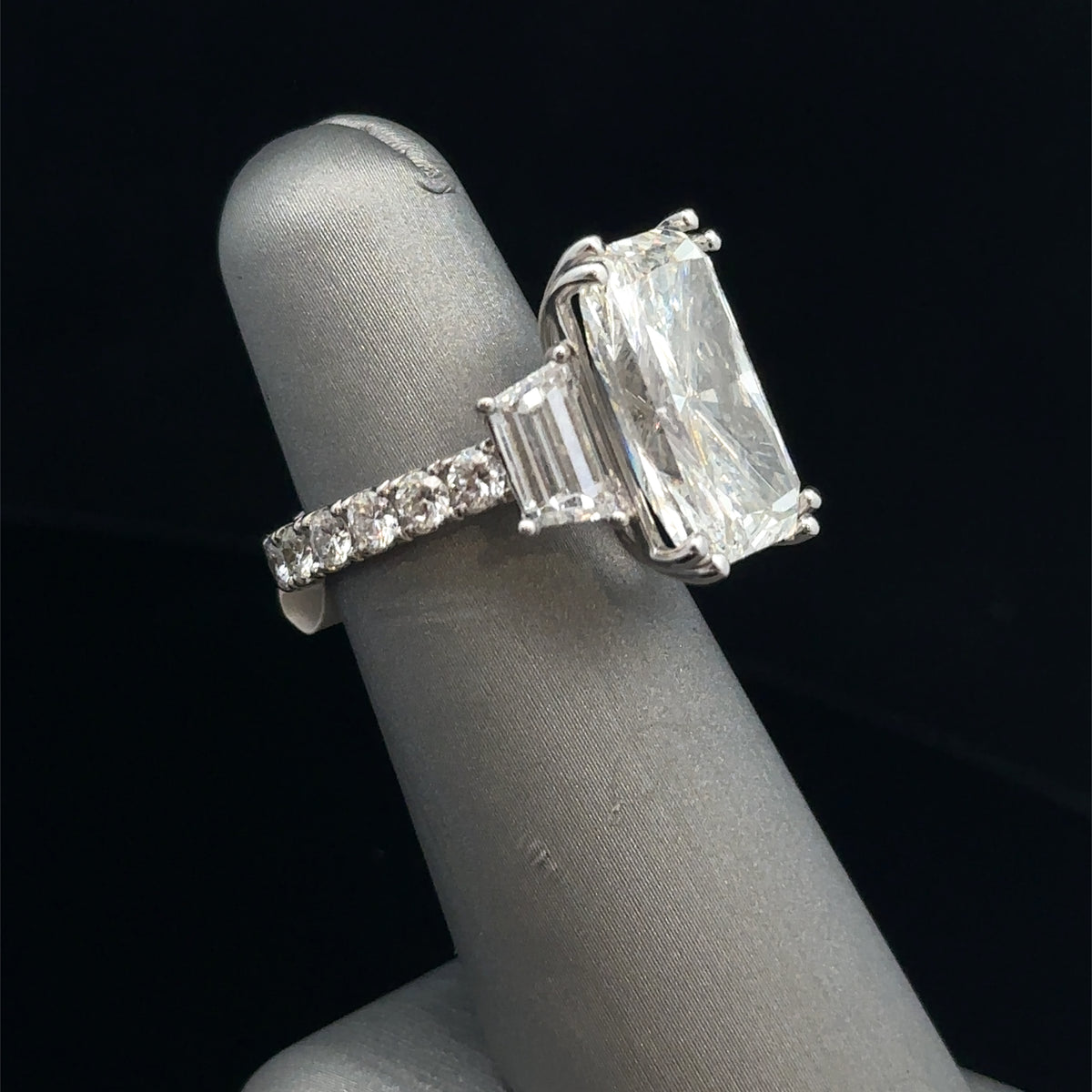 18k White Gold Radiant Cut Ring