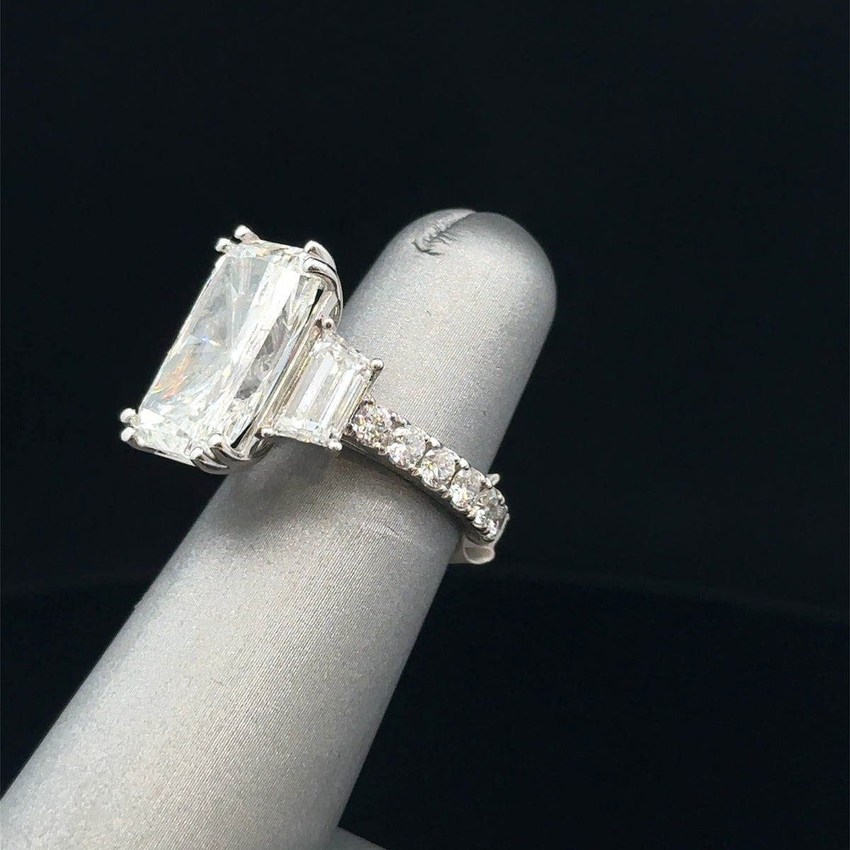 18k White Gold Radiant Cut Ring